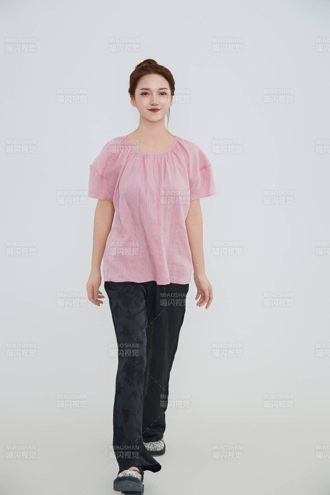 在摄影棚拍摄的青年时尚女性图片