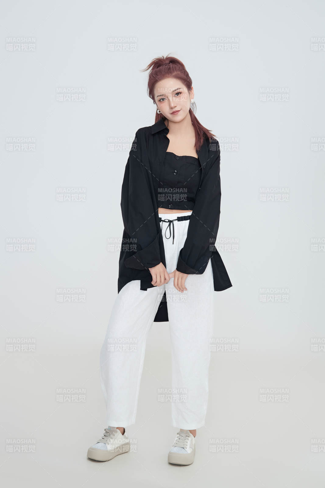 在摄影棚拍摄的青年时尚女性图片