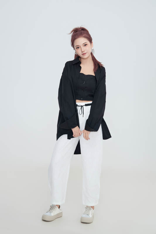 在摄影棚拍摄的青年时尚女性图片