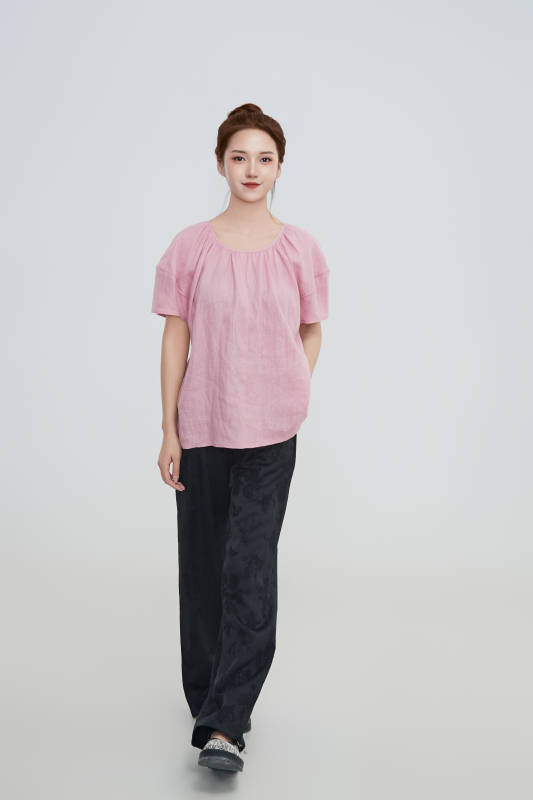 在摄影棚拍摄的青年时尚女性图片