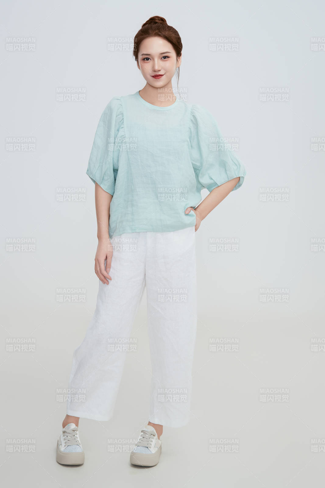 在摄影棚拍摄的青年时尚女性图片