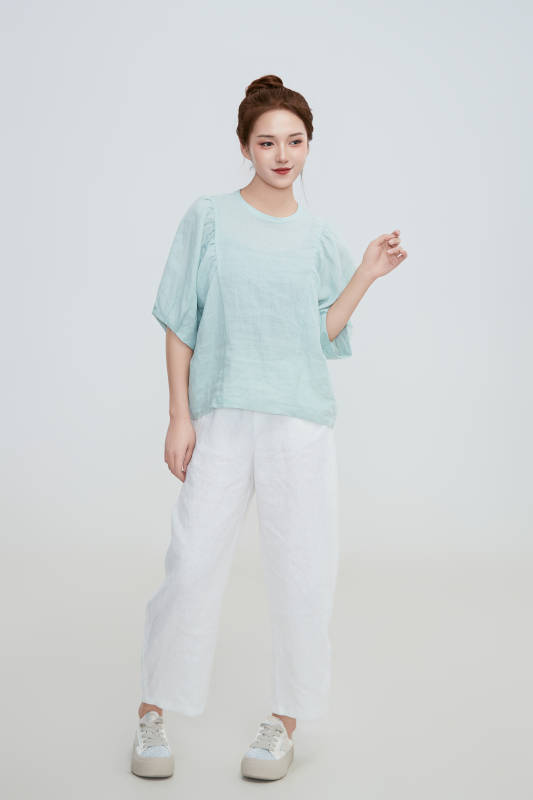 在摄影棚拍摄的青年时尚女性图片