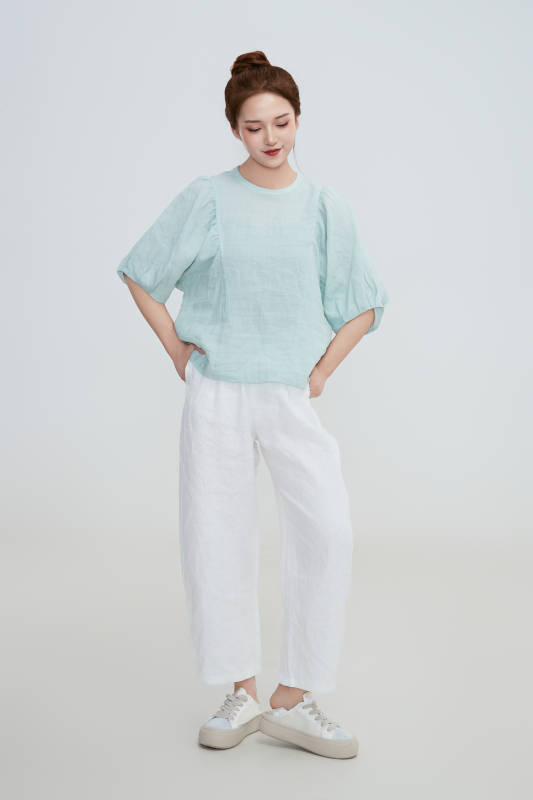 在摄影棚拍摄的青年时尚女性图片