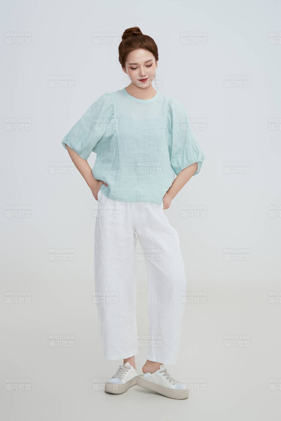 在摄影棚拍摄的青年时尚女性图片