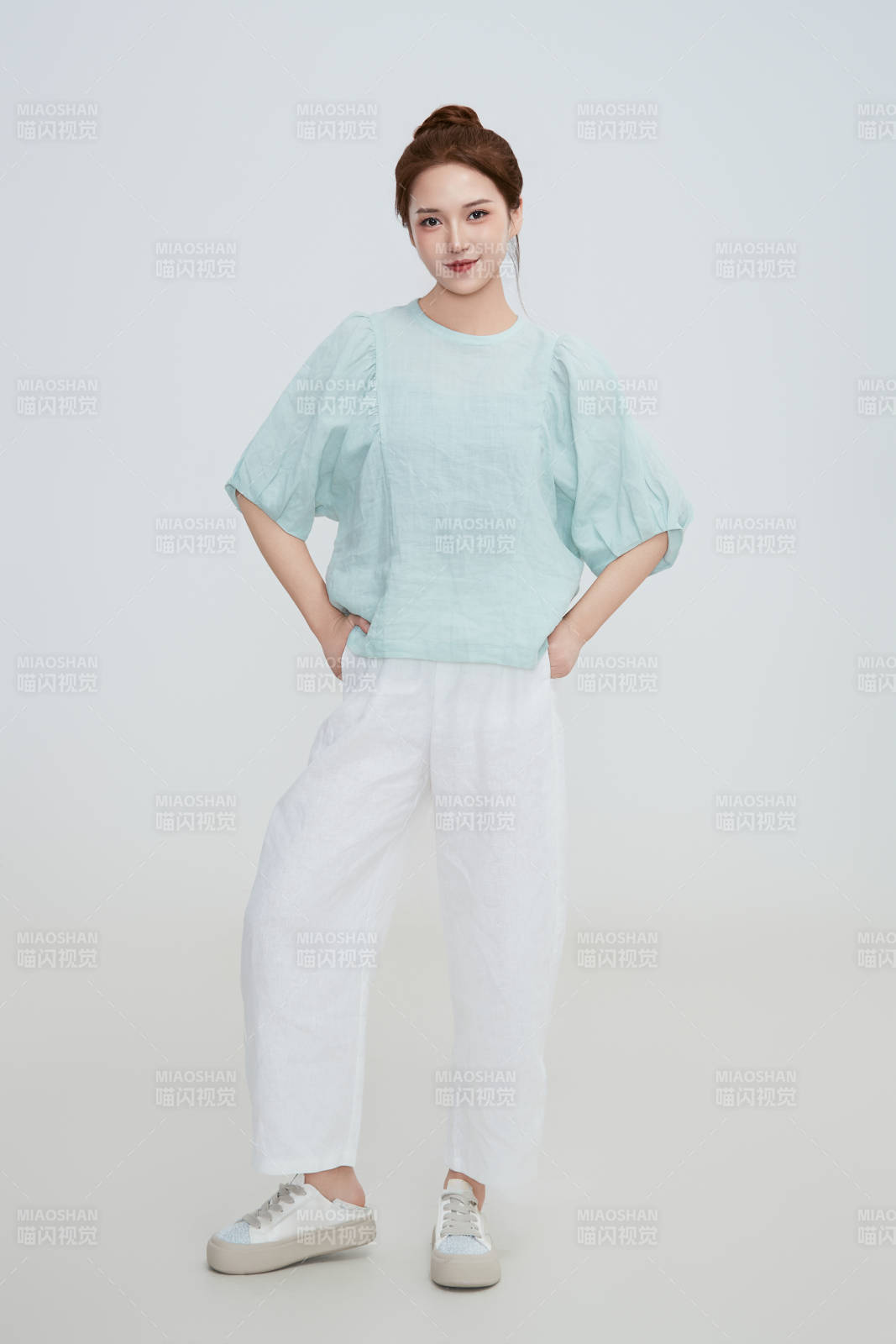 在摄影棚拍摄的青年时尚女性图片