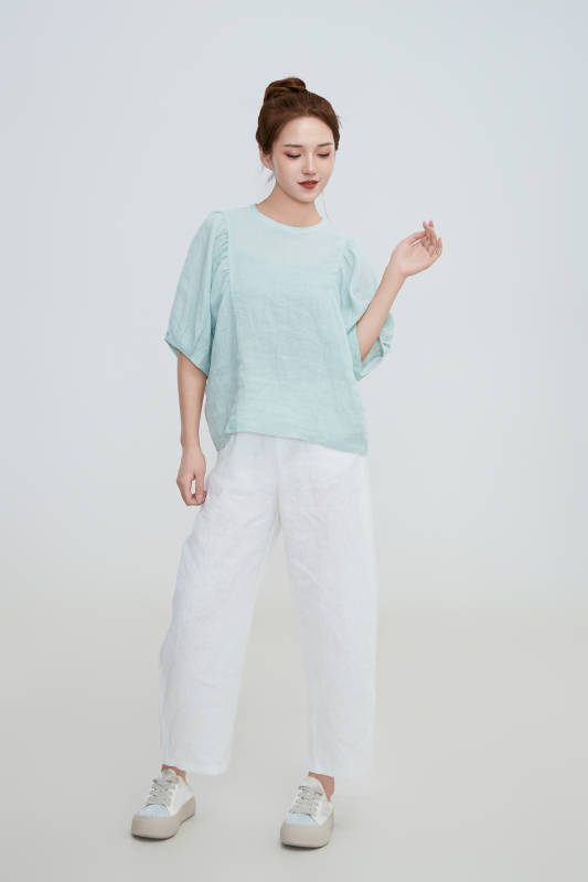 在摄影棚拍摄的青年时尚女性图片