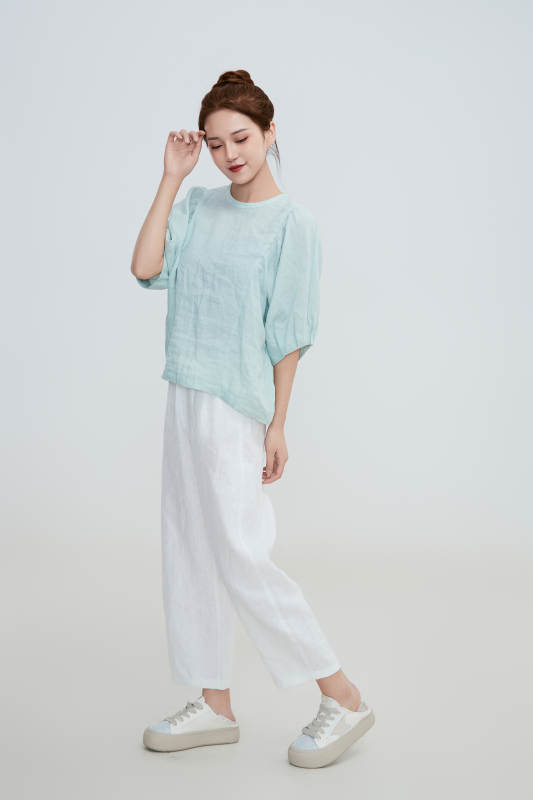 在摄影棚拍摄的青年时尚女性图片