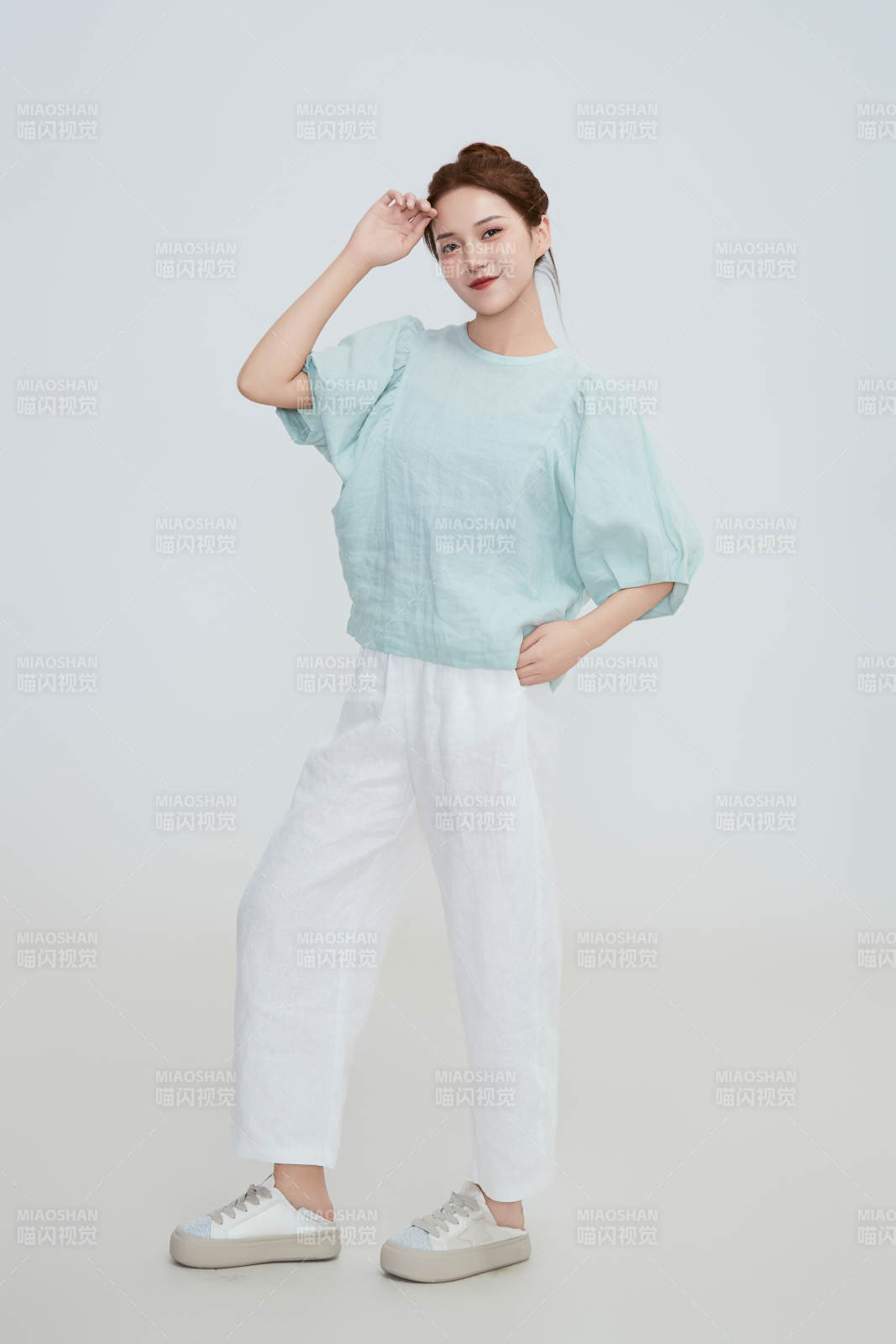 在摄影棚拍摄的青年时尚女性图片