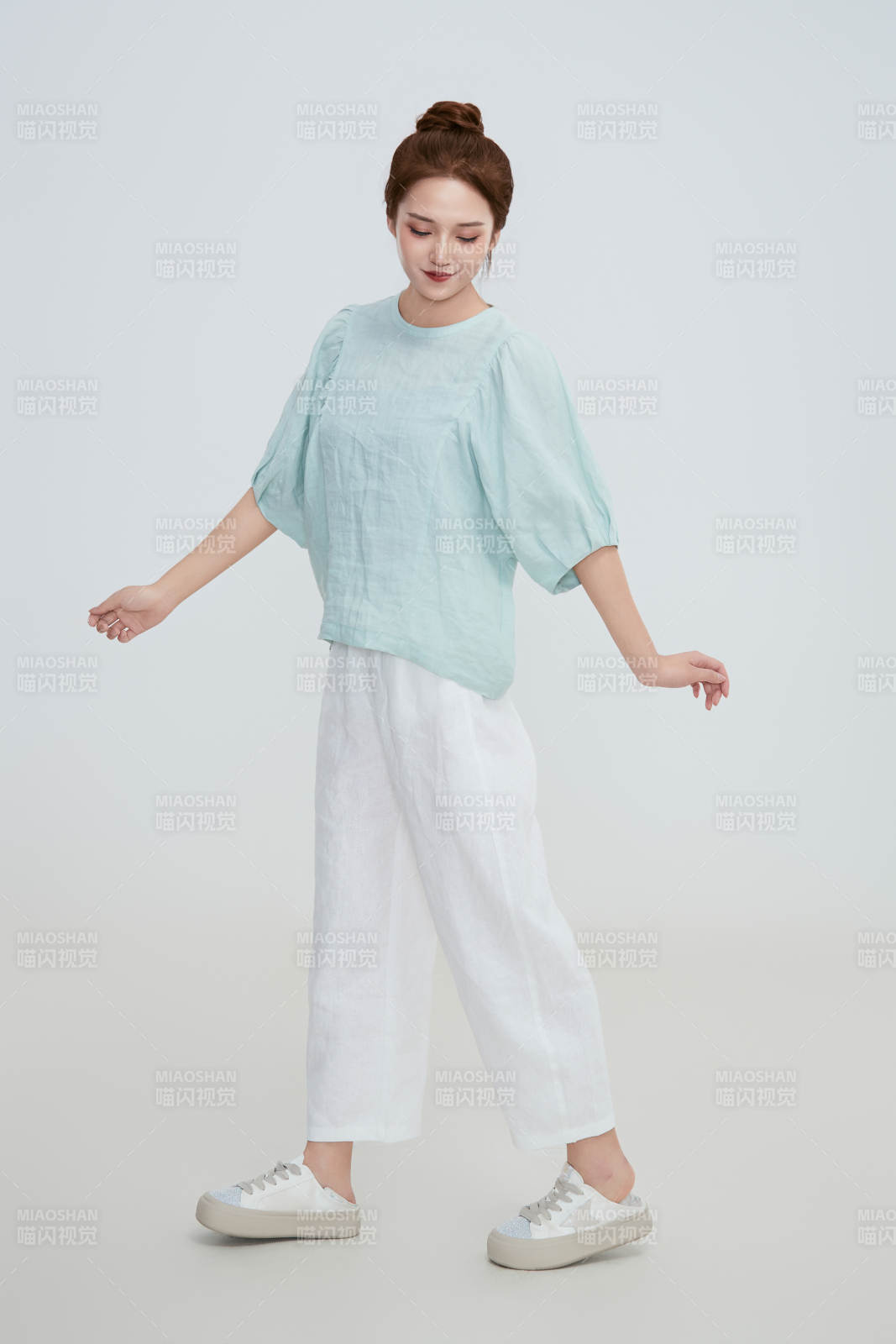 在摄影棚拍摄的青年时尚女性图片