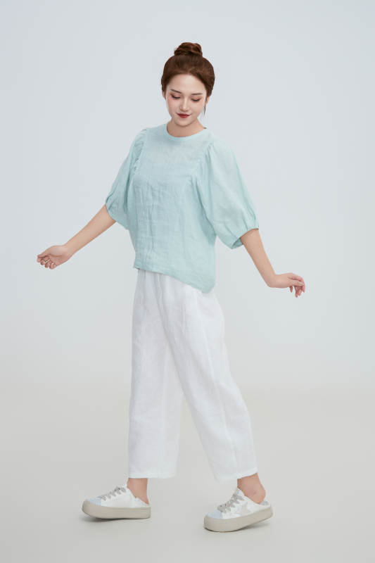 在摄影棚拍摄的青年时尚女性图片