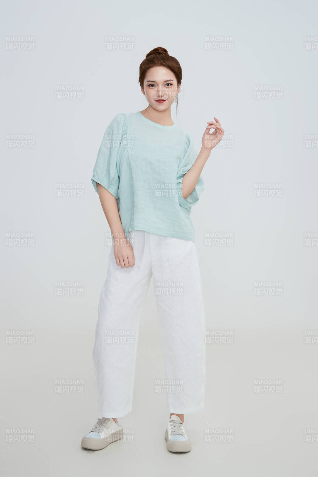 在摄影棚拍摄的青年时尚女性图片