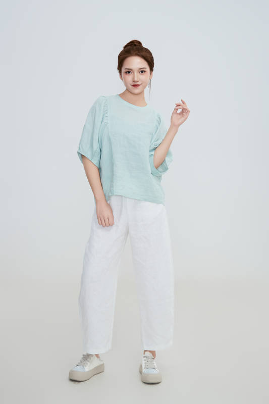 在摄影棚拍摄的青年时尚女性图片