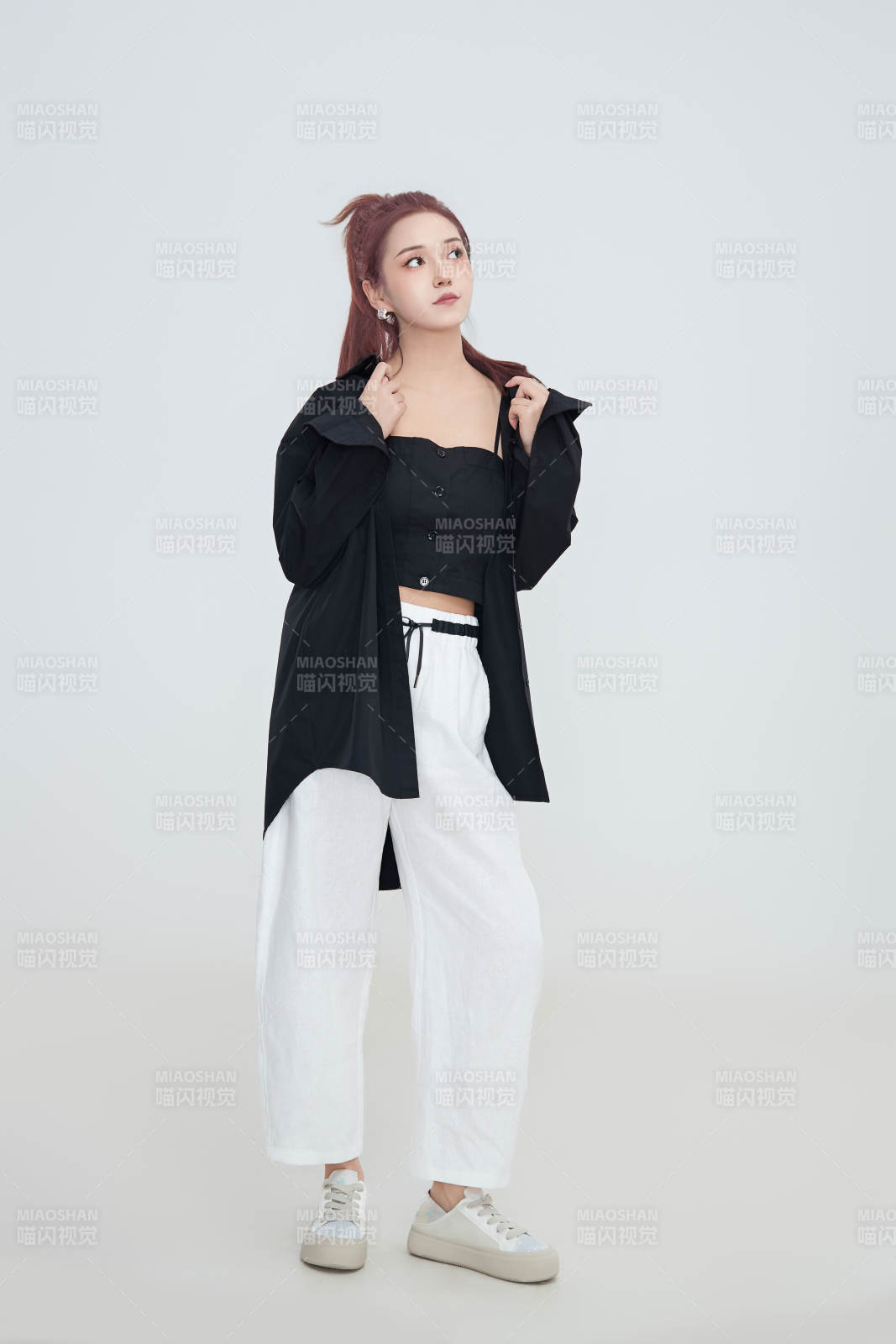 在摄影棚拍摄的青年时尚女性图片