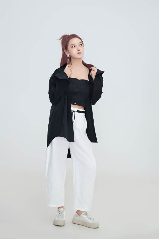 在摄影棚拍摄的青年时尚女性图片