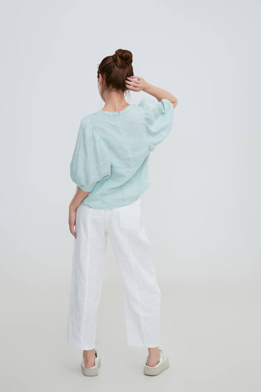 在摄影棚拍摄的青年时尚女性图片