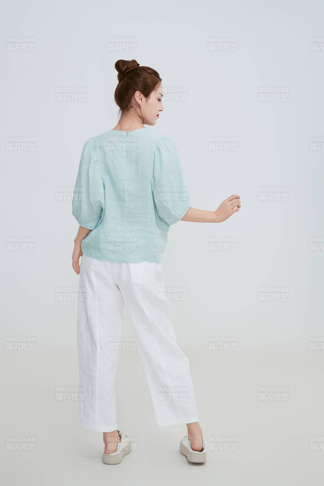 在摄影棚拍摄的青年时尚女性图片