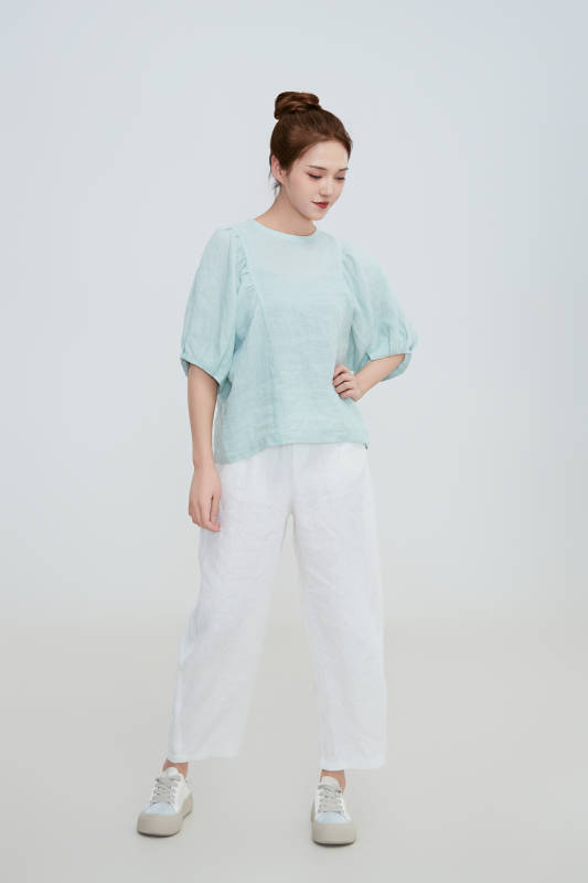 在摄影棚拍摄的青年时尚女性图片