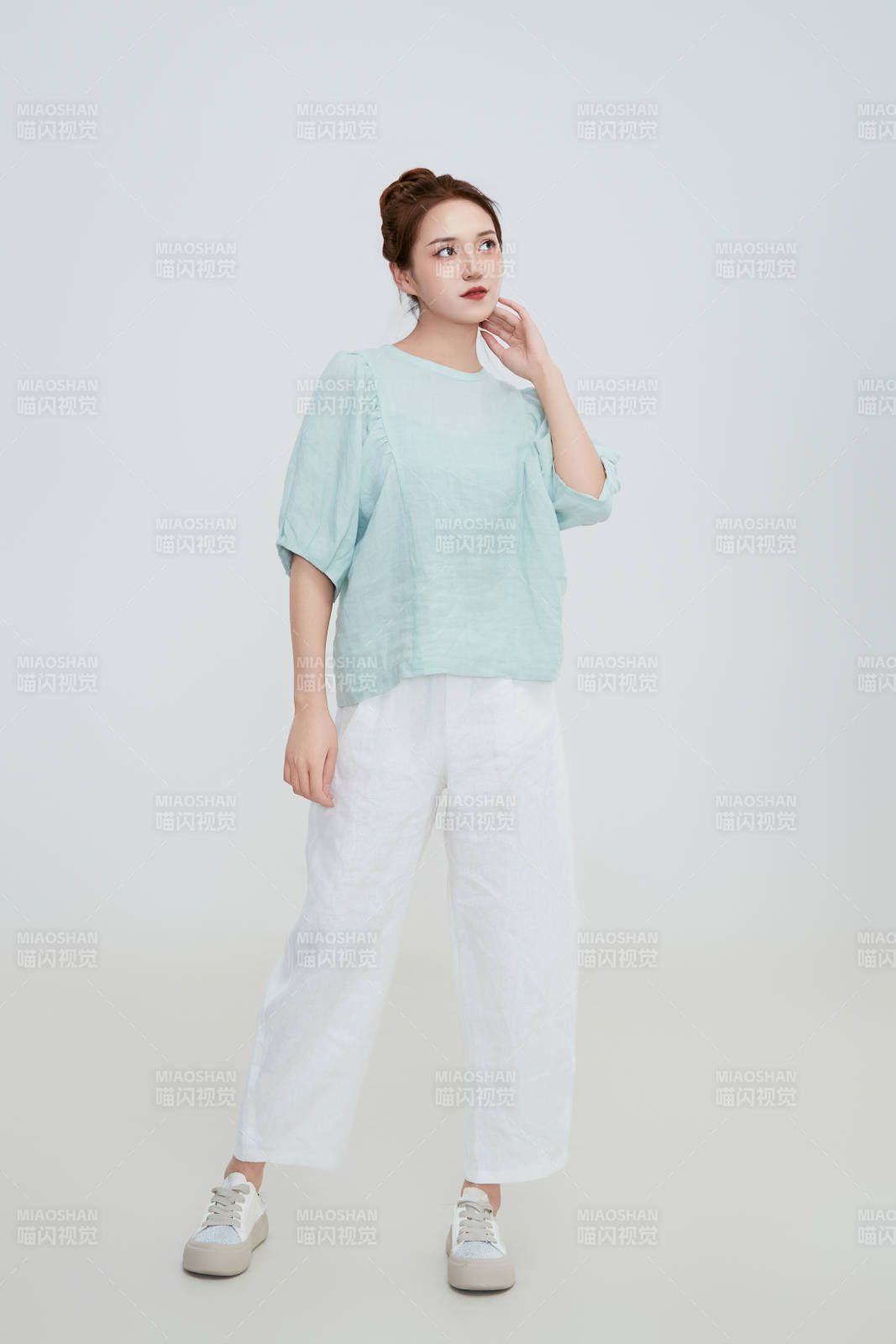 在摄影棚拍摄的青年时尚女性图片