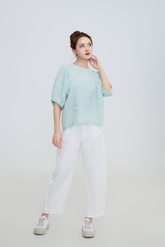 在摄影棚拍摄的青年时尚女性图片