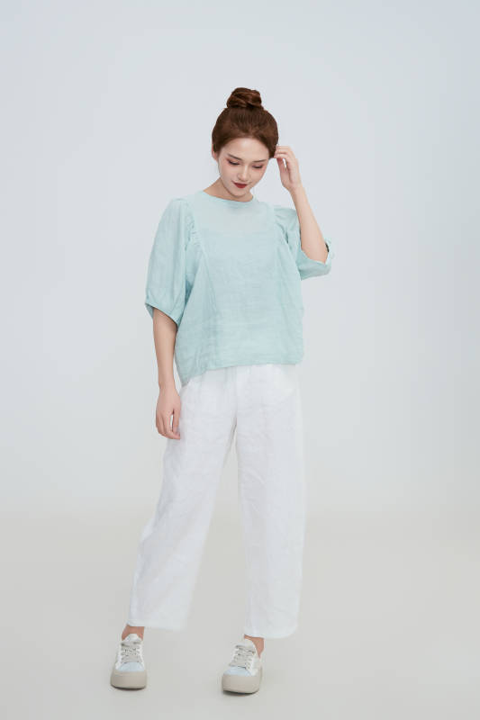 在摄影棚拍摄的青年时尚女性图片