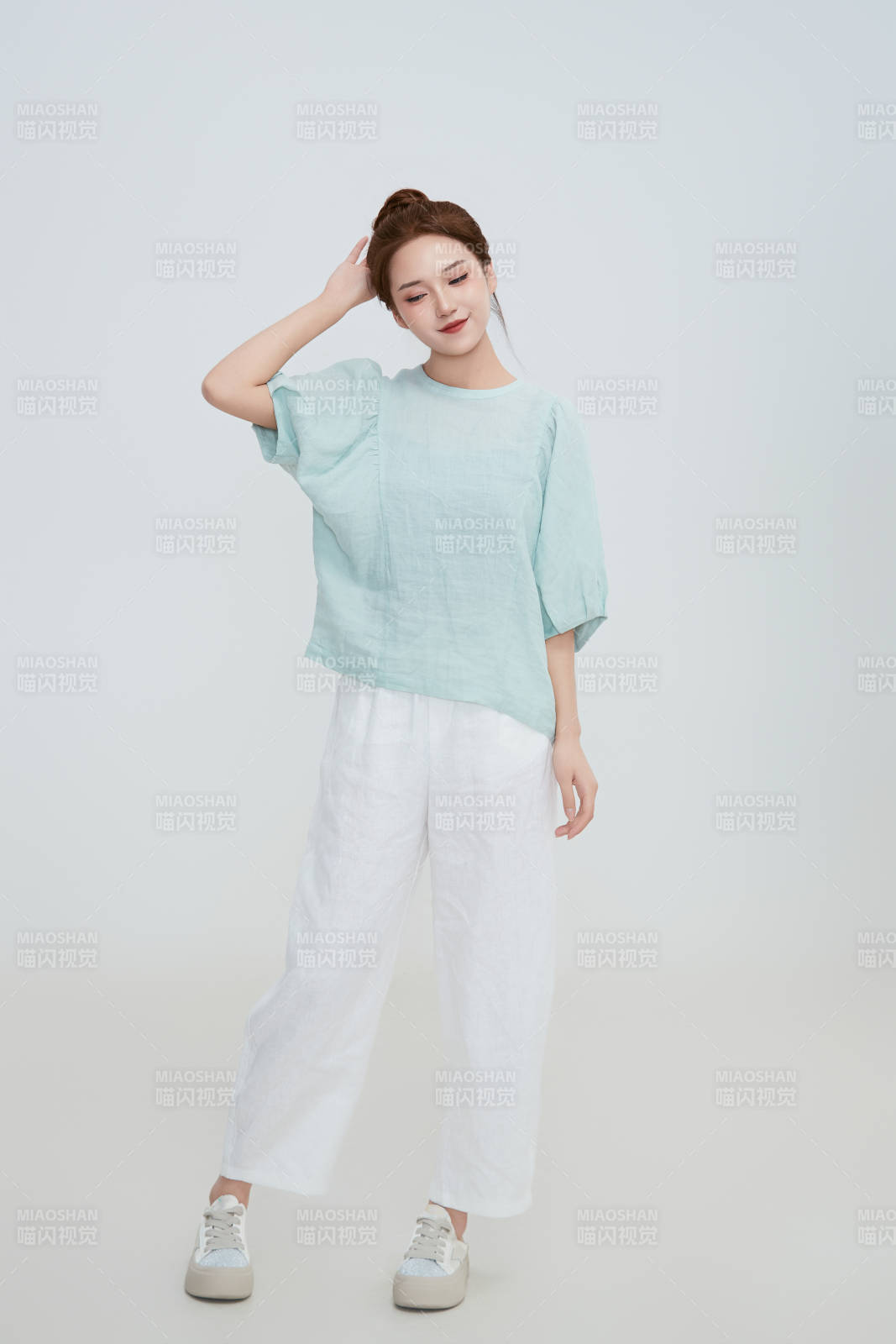 在摄影棚拍摄的青年时尚女性图片