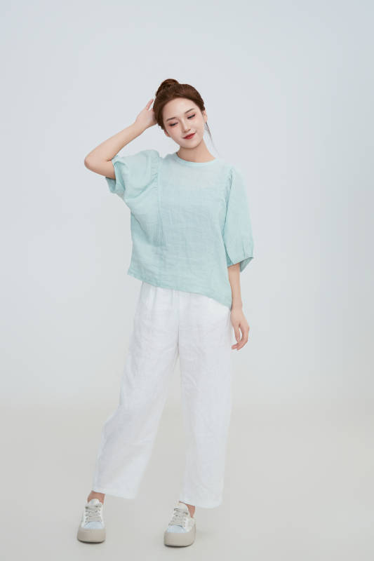 在摄影棚拍摄的青年时尚女性图片