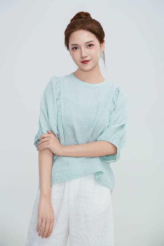 在摄影棚拍摄的青年时尚女性图片