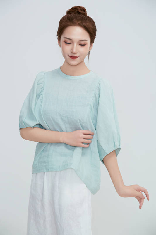 在摄影棚拍摄的青年时尚女性图片