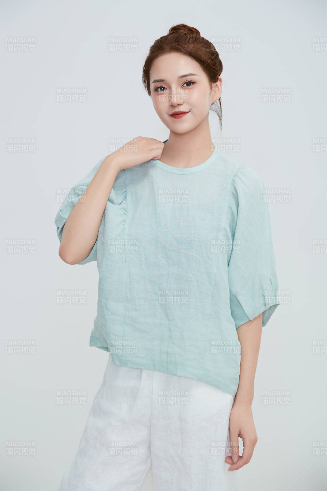 在摄影棚拍摄的青年时尚女性图片