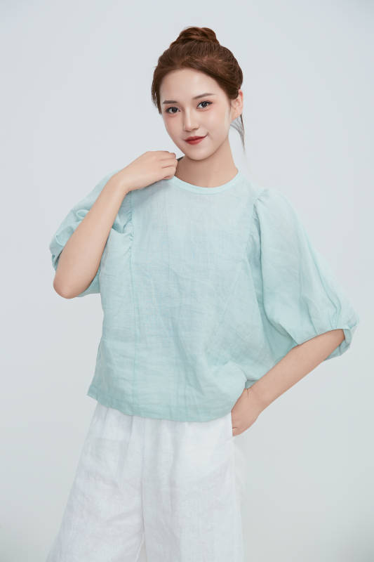 在摄影棚拍摄的青年时尚女性图片