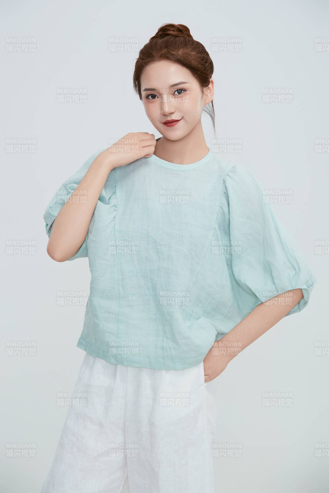 在摄影棚拍摄的青年时尚女性图片