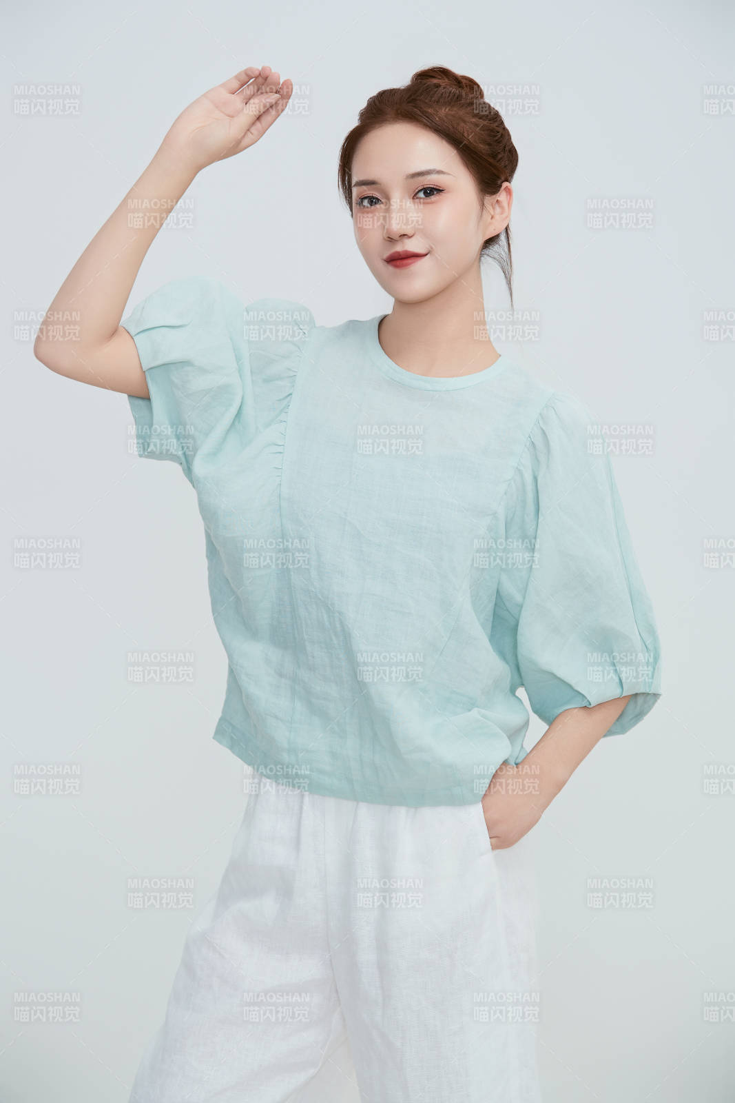 在摄影棚拍摄的青年时尚女性图片