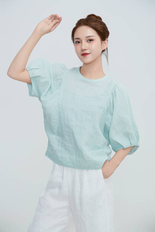 在摄影棚拍摄的青年时尚女性图片