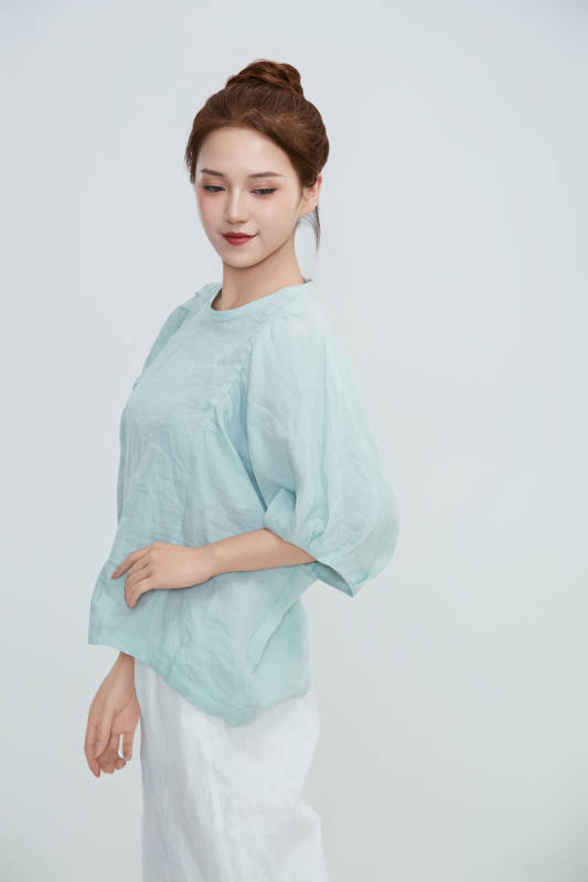 在摄影棚拍摄的青年时尚女性图片