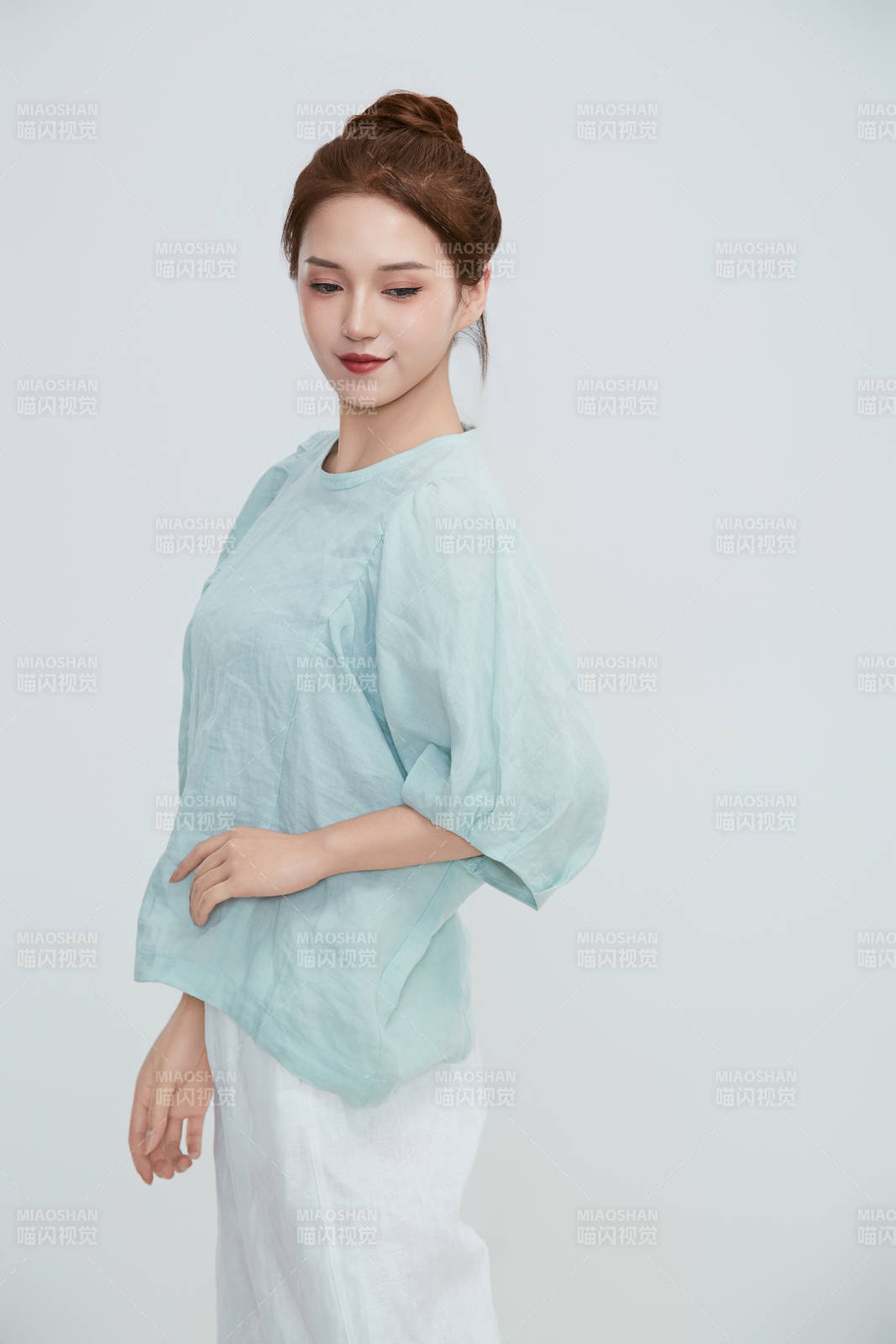 在摄影棚拍摄的青年时尚女性图片