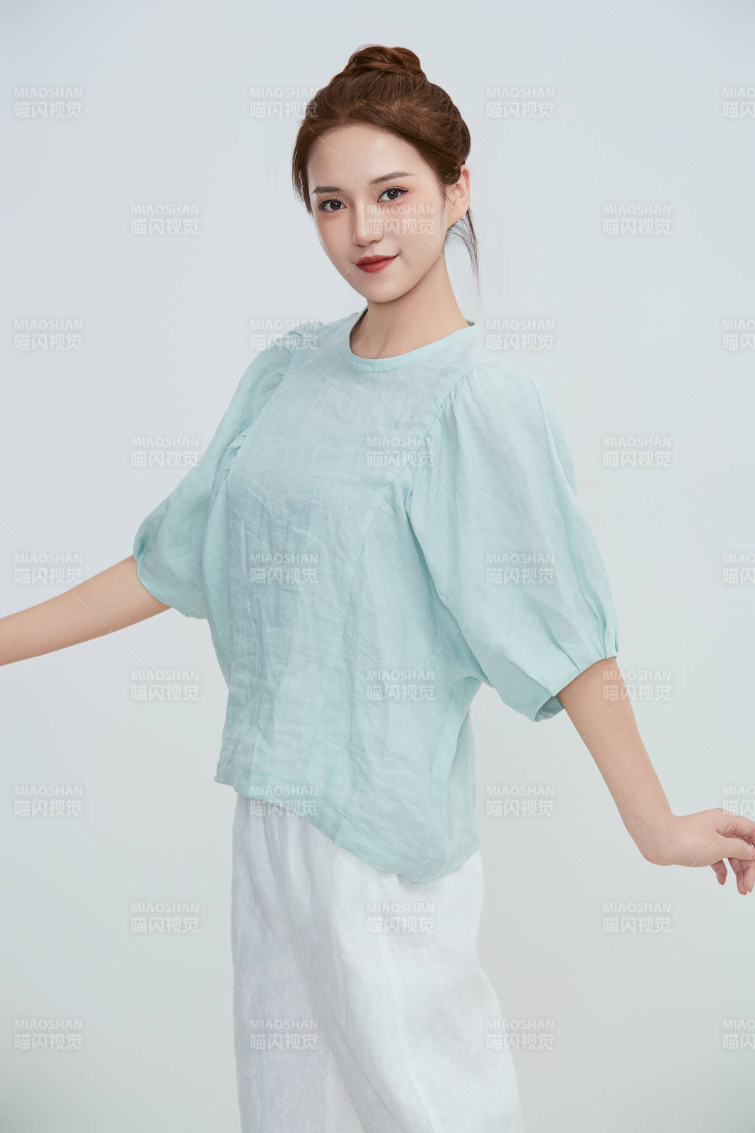 在摄影棚拍摄的青年时尚女性图片