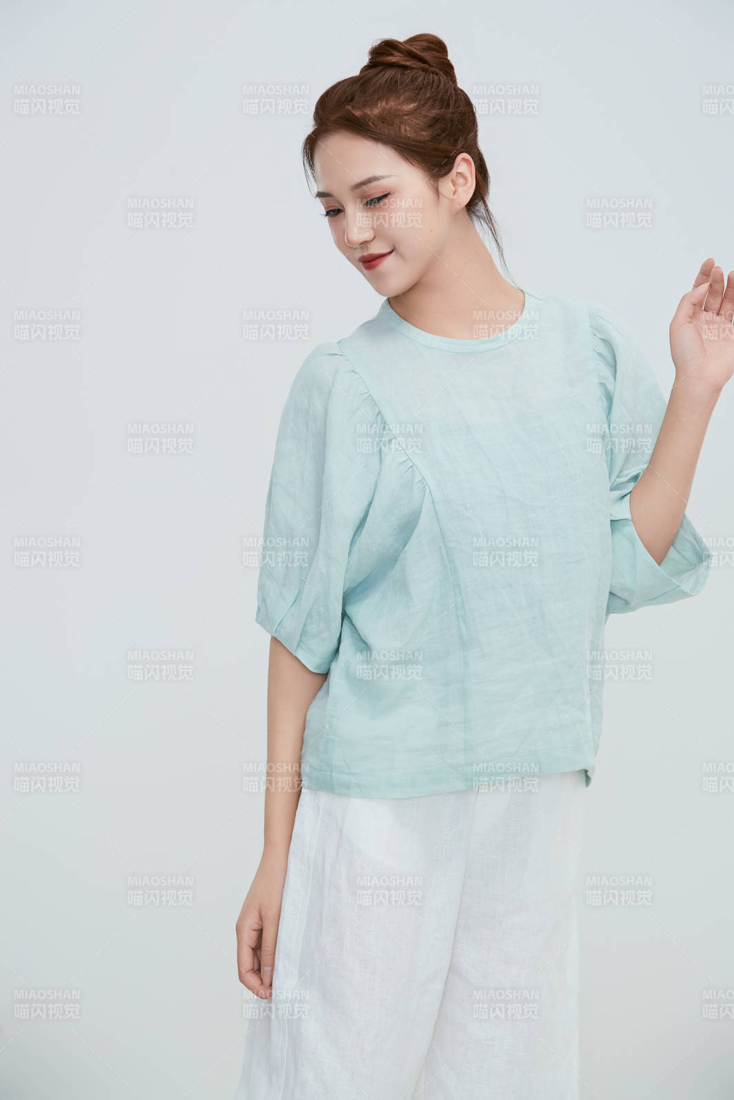 在摄影棚拍摄的青年时尚女性图片