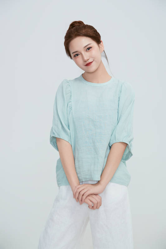 在摄影棚拍摄的青年时尚女性图片