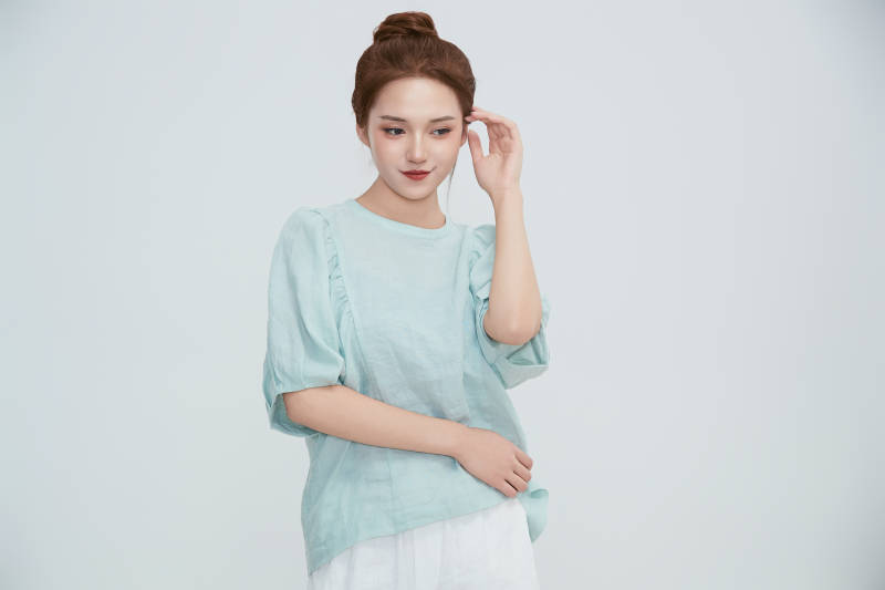 在摄影棚拍摄的青年时尚女性图片