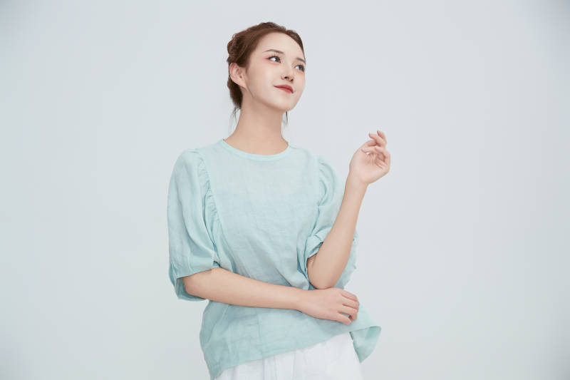 在摄影棚拍摄的青年时尚女性图片