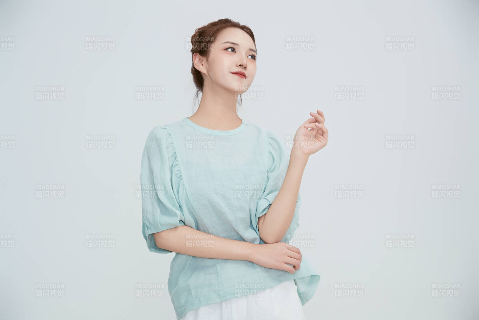 在摄影棚拍摄的青年时尚女性图片