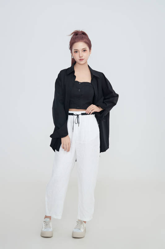 在摄影棚拍摄的青年时尚女性图片