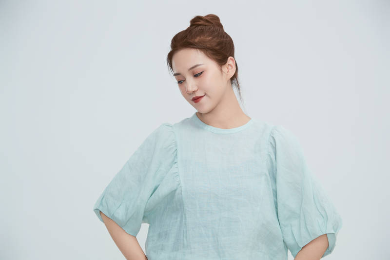 在摄影棚拍摄的青年时尚女性图片