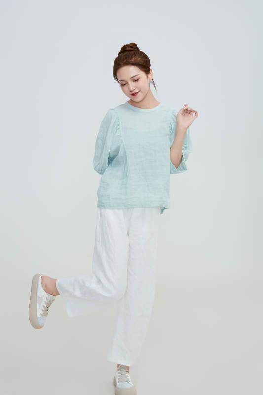 在摄影棚拍摄的青年时尚女性图片