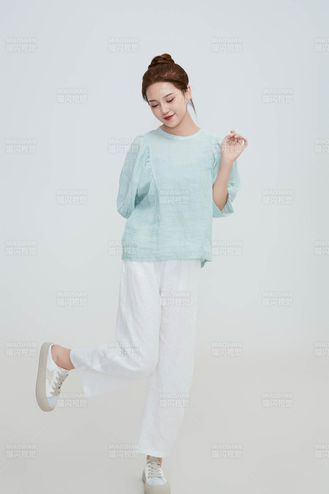 在摄影棚拍摄的青年时尚女性图片