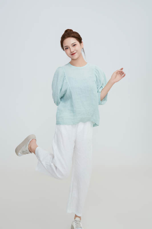 在摄影棚拍摄的青年时尚女性图片