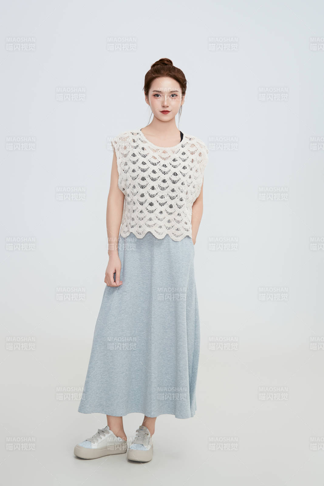 在摄影棚拍摄的青年时尚女性图片