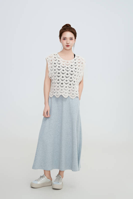 在摄影棚拍摄的青年时尚女性图片