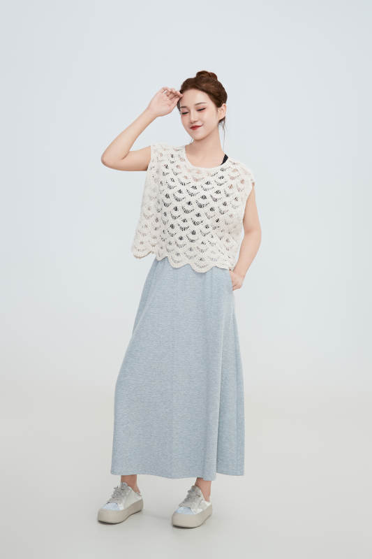 在摄影棚拍摄的青年时尚女性图片