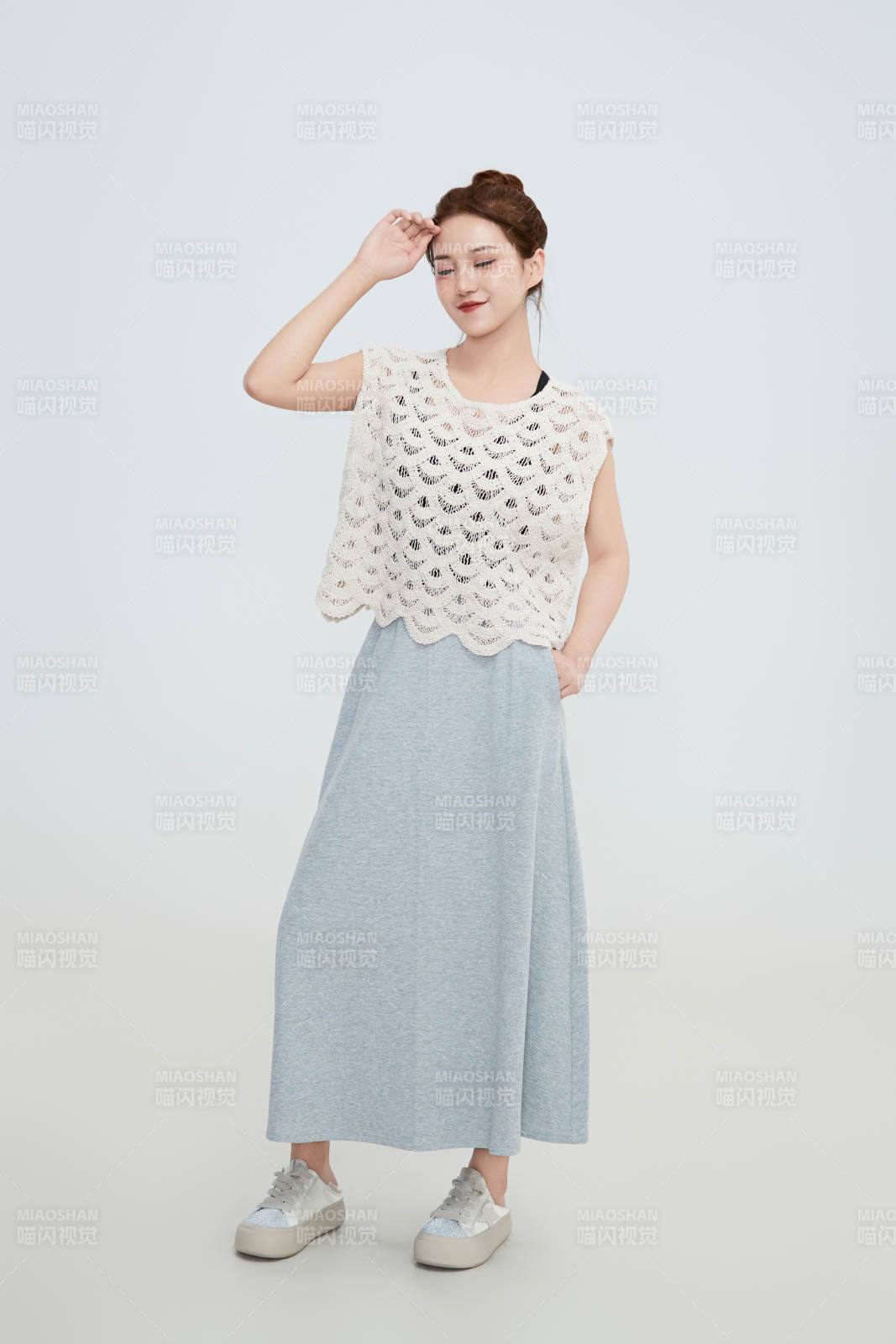 在摄影棚拍摄的青年时尚女性图片